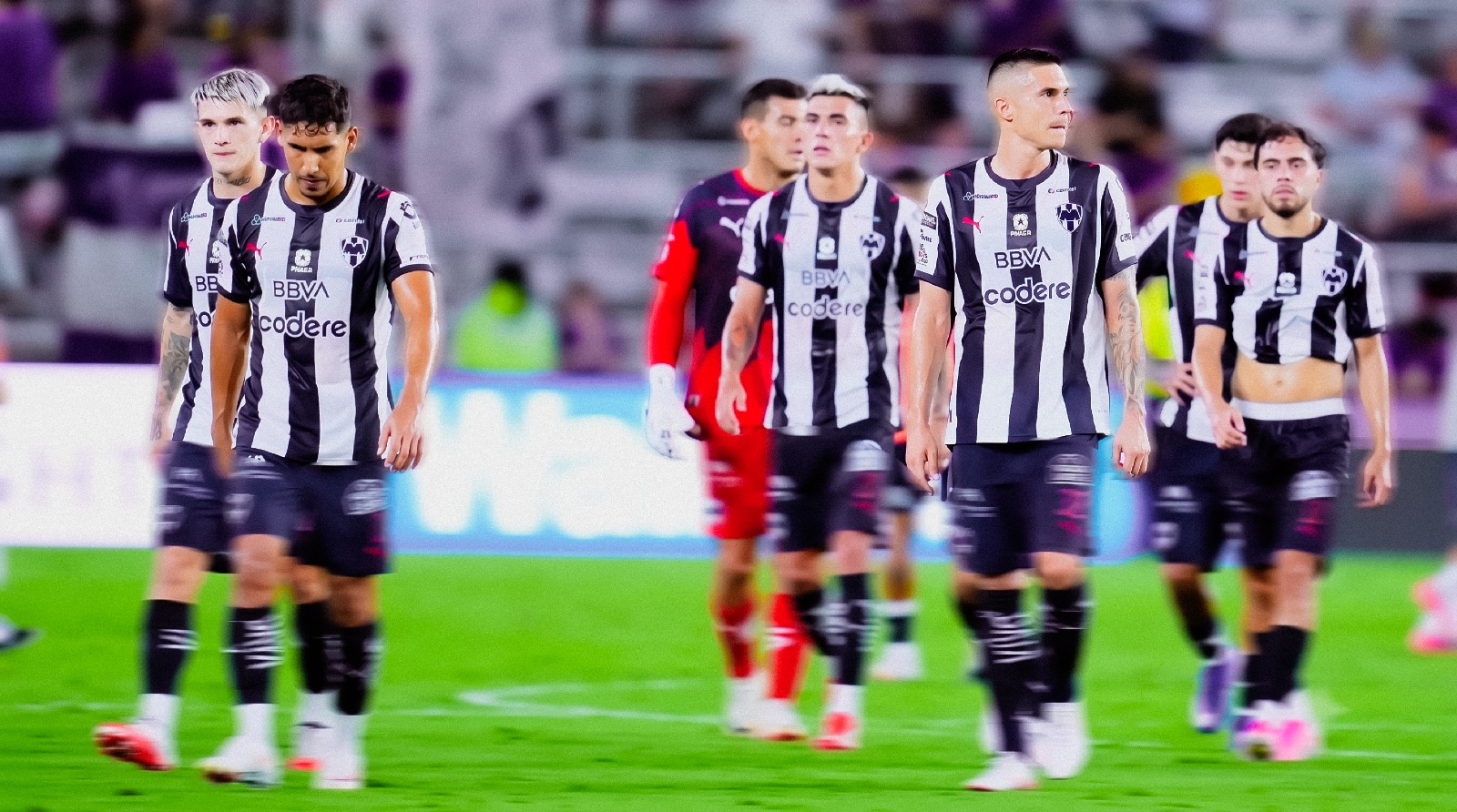 Rayados cabizbajos tras la polémica derrota