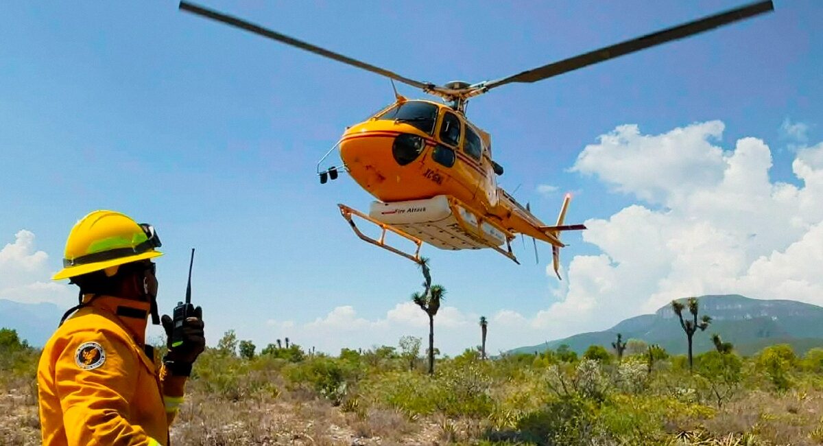 Lucha en la sierra: Brigadistas sofocan incendio forestal en la Sierra Milpillas de Salinas Victoria