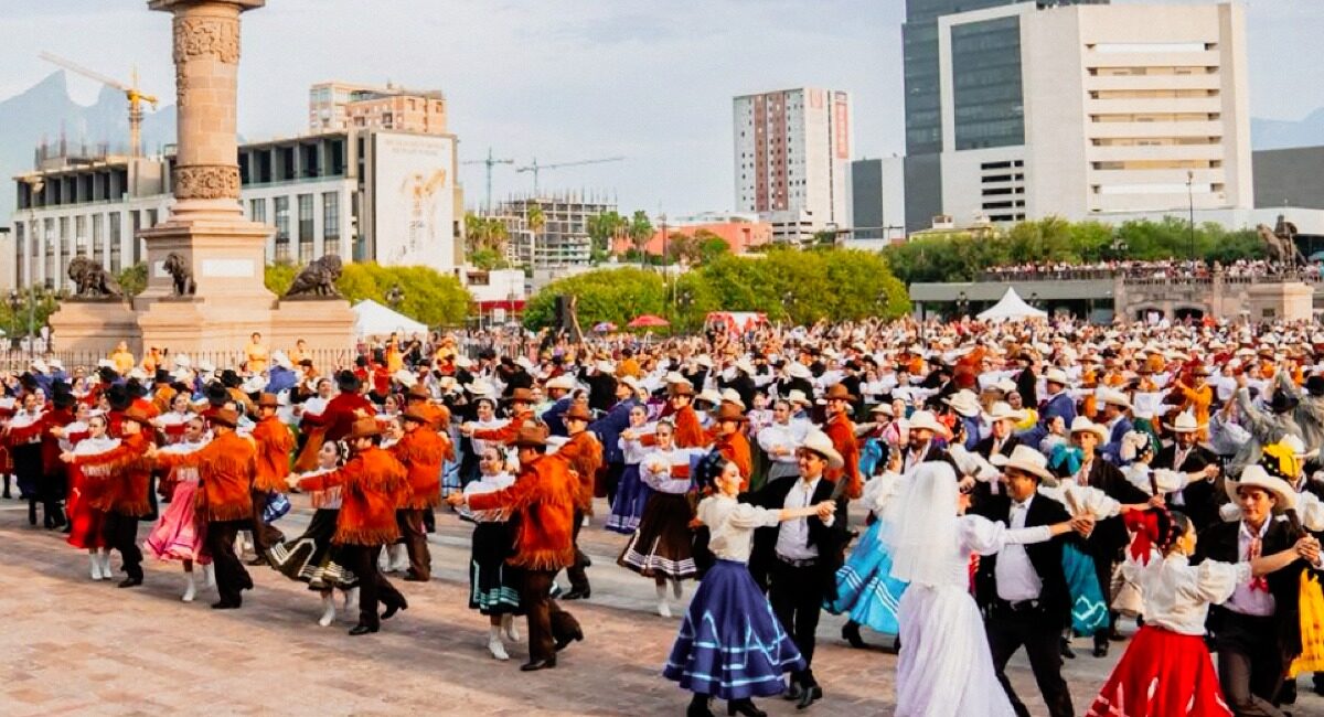 Unen pasos y tradiciones en el cierre masivo del 34 Mitote Folklórico en la Explanada de los Héroes