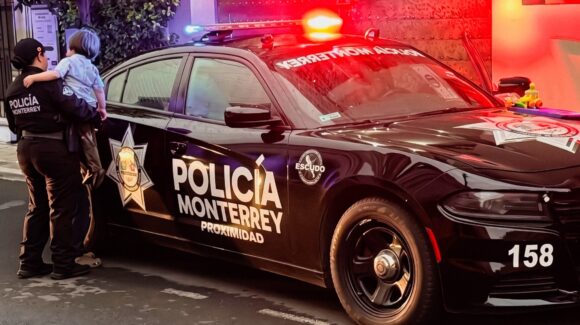 Monterrey: Resguardan a dos menores de 3 y 10 años abandonados en estacionamiento