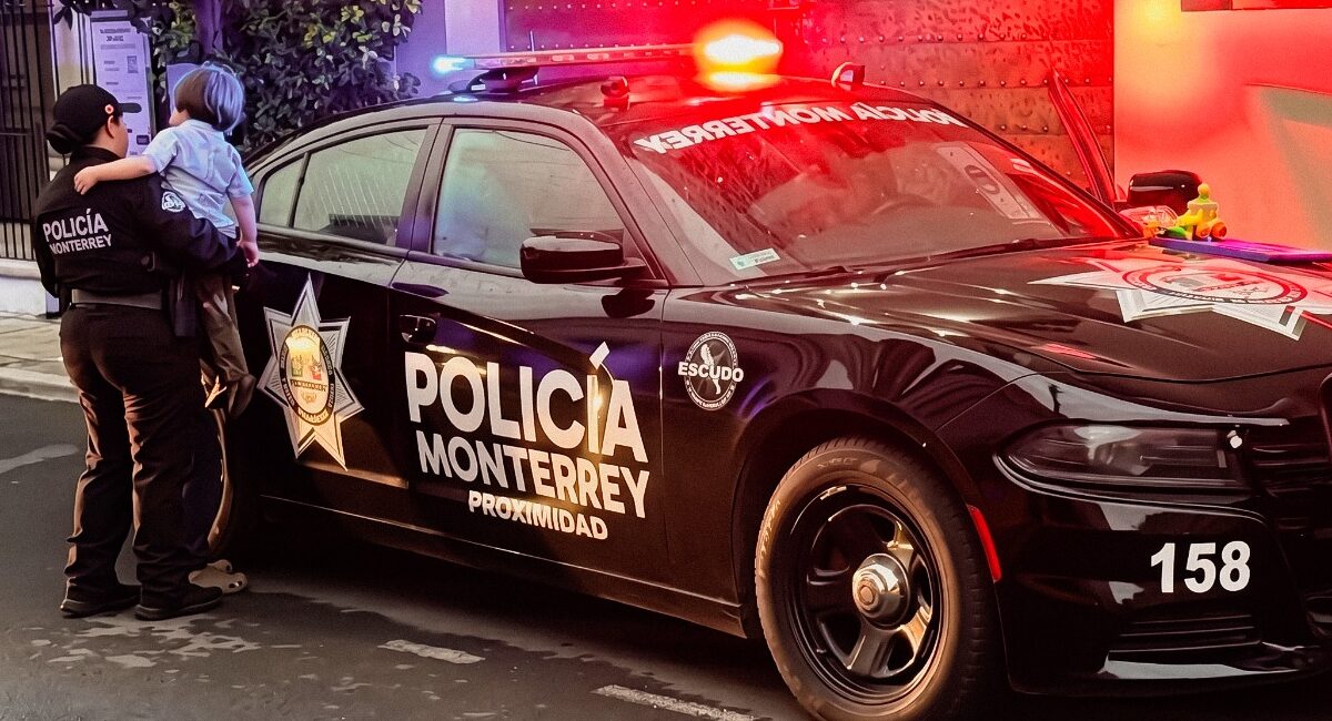 Resguardan a dos menores abandonados en estacionamiento del centro de Monterrey