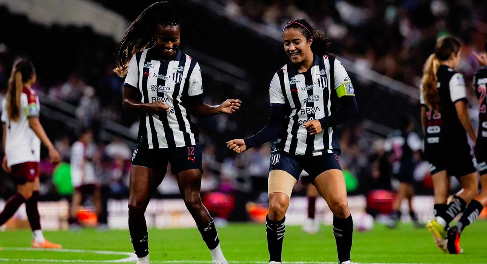 Jermaine Seoposenwe (RSA) y 22. Diana García (MEX) celebrando el primer gol
