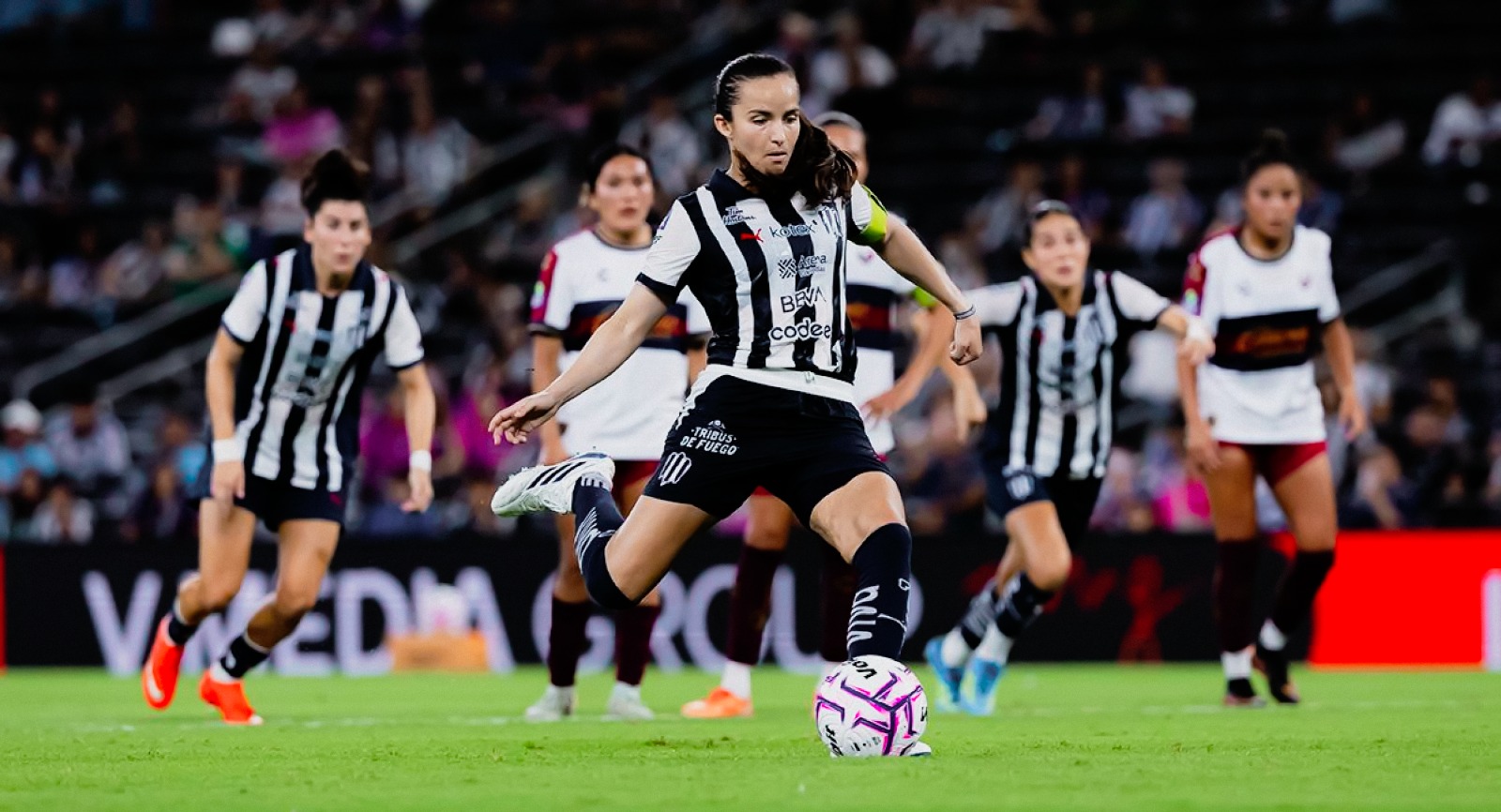 Valeria del Campo (CR) cobrando el penal del tercer gol.