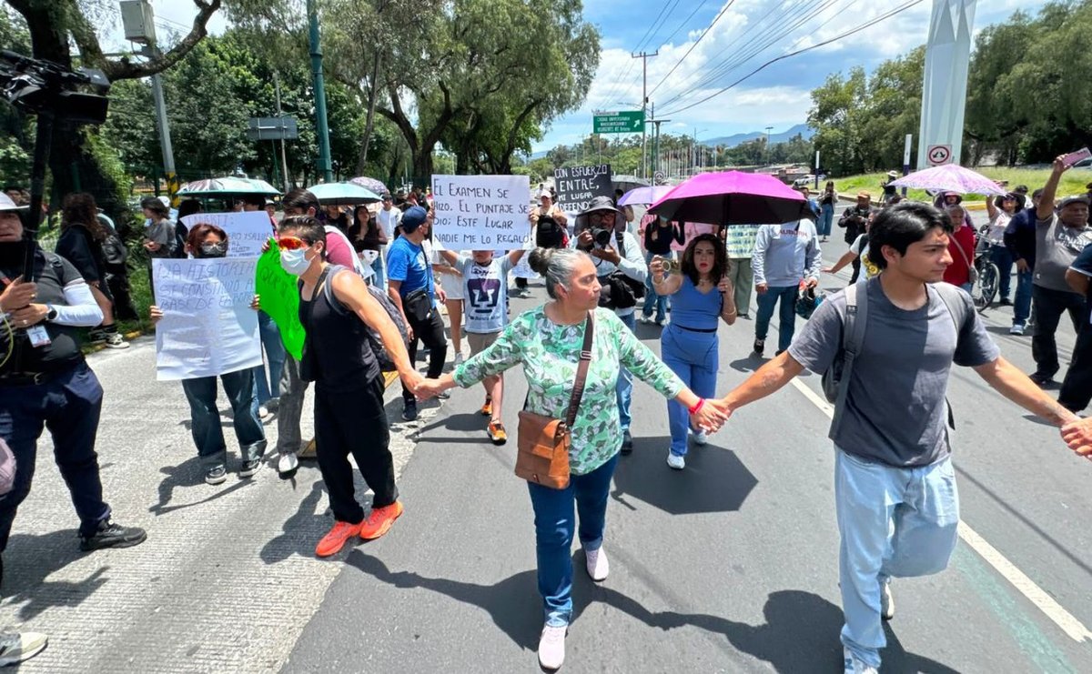 Aspirantes a la UNAM bloquean avenida Insurgentes Sur; exigen respuesta del rector