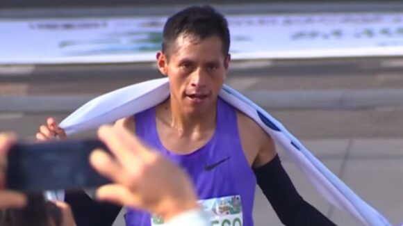 ¡Perú planta la bandera en CDMX! Christian Pacheco gana la edición XLIII del Maratón de la Ciudad de México