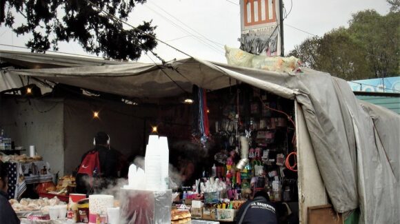 CDMX: Comercio informal invade banquetas en paraderos del Metro y arriesga a miles de peatones