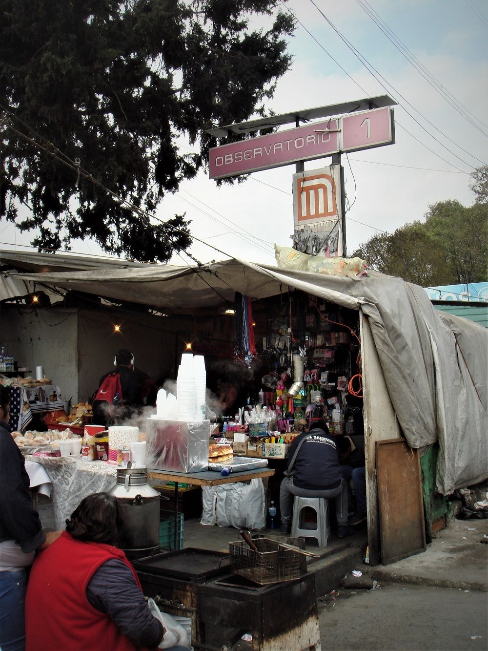CDMX: Comercio informal invade banquetas en paraderos del Metro y arriesga a miles de peatones