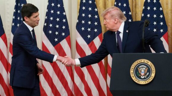 Trump llama reiteradamente al presidente de la Reserva Federal de EU para influir en la política monetaria; afirma Bloomberg