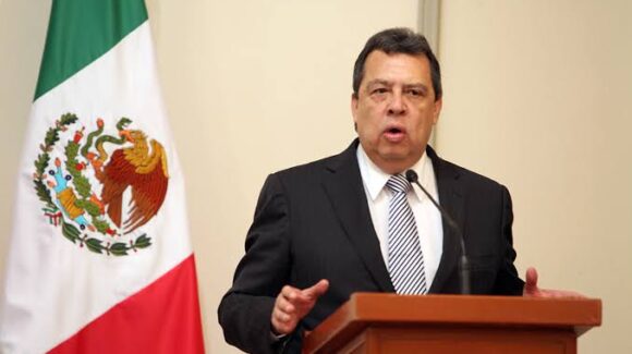 Familiares de los 43 normalistas de Ayotzinapa esperan información de la FGR sobre la detención de Ángel Aguirre