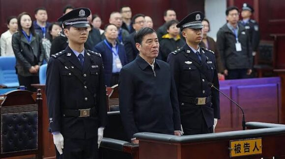 Tribunal de China condena a muerte a un exfuncionario por aceptar sobornos y acceder a información privilegiada