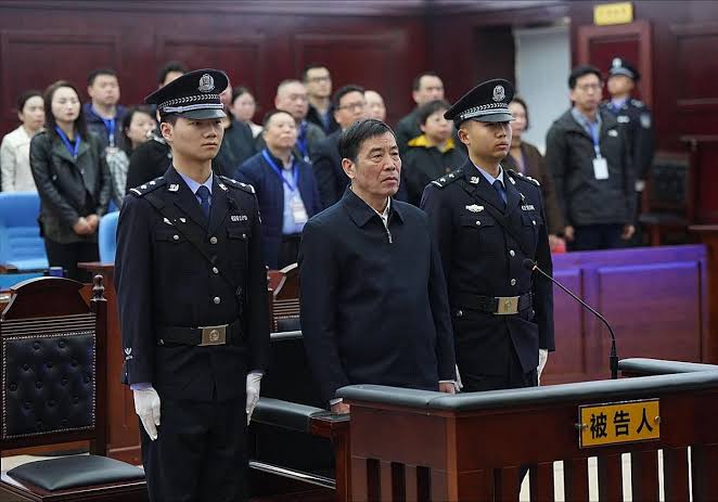 Tribunal de China condena a muerte a un exfuncionario por aceptar sobornos y acceder a información privilegiada