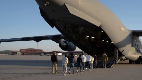 Estados Unidos deporta a un primer grupo de migrantes hacia Liberia en África