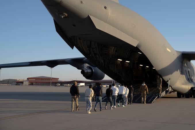 Estados Unidos deporta a un primer grupo de migrantes hacia Liberia en África