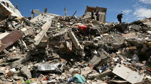 Un terremoto de 7.7 sacude la costa de Indonesia; emiten alerta de tsunami