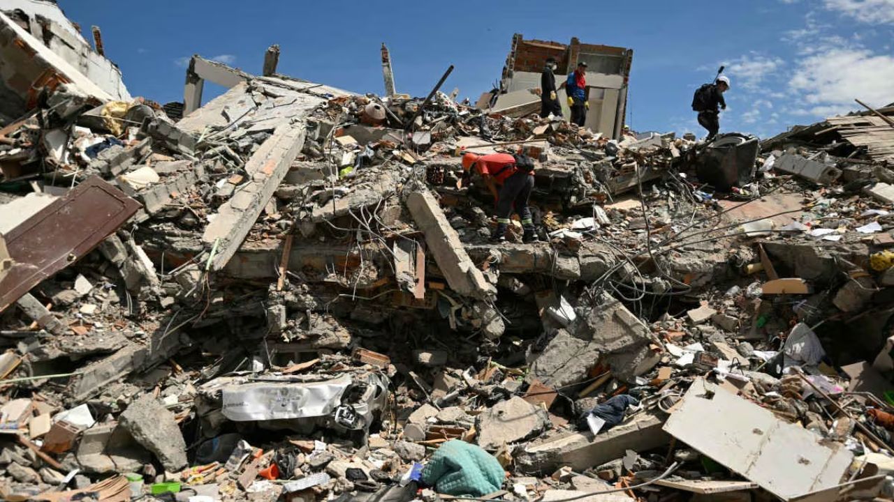 Un terremoto de 7.7 sacude la costa de Indonesia; emiten alerta de tsunami