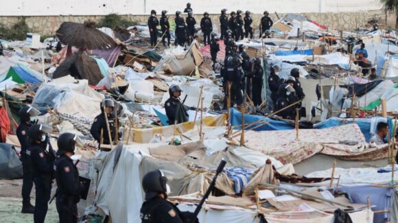 La Policía desaloja un asentamiento de migrantes en la playa Benítez de Ceuta por seguridad en el acceso a la desalinizadora