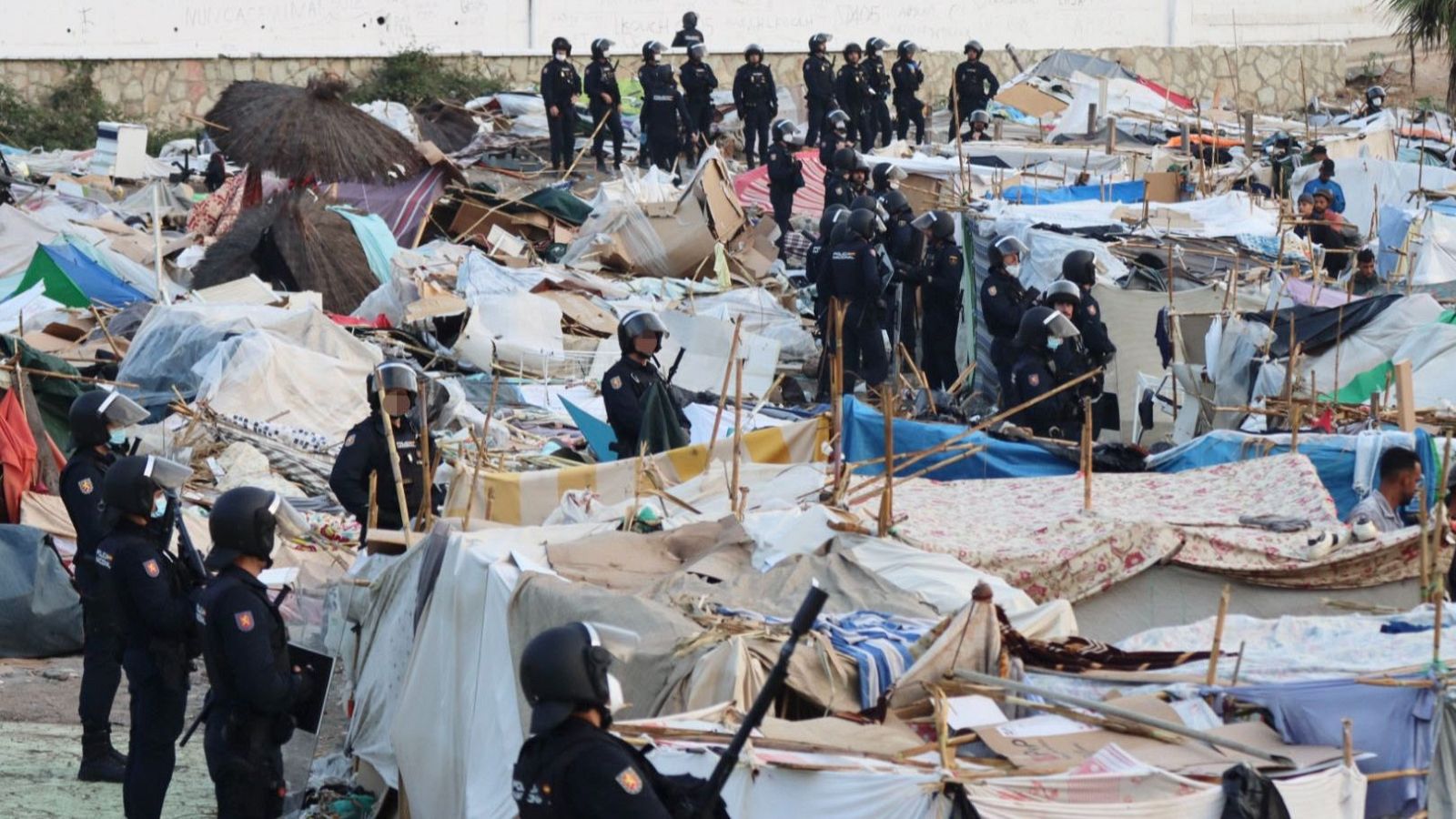 La Policía desaloja un asentamiento de migrantes en la playa Benítez de Ceuta por seguridad en el acceso a la desalinizadora