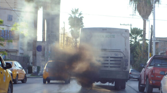 Vehículos motorizados siguen como principal fuente de contaminación del aire en la CDMX