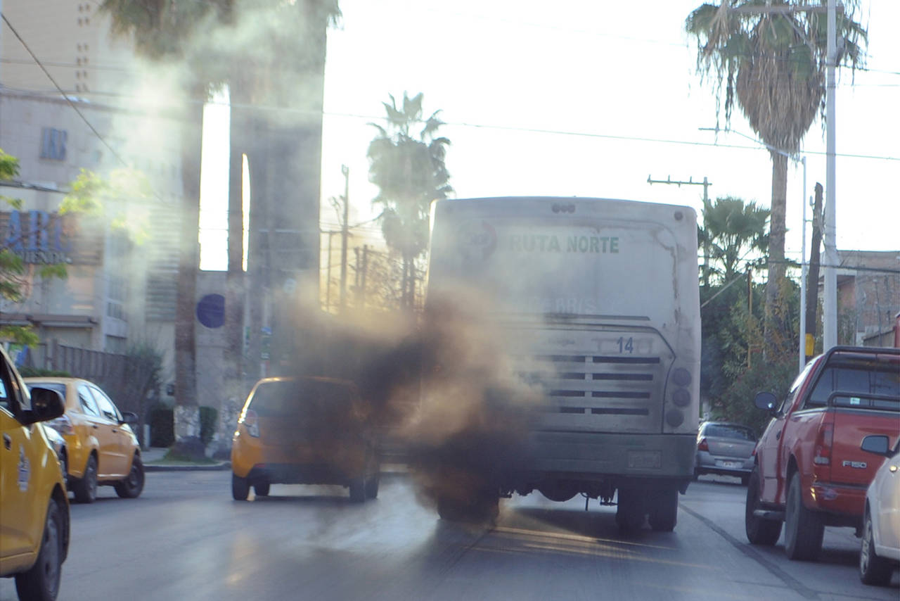 Vehículos motorizados siguen como principal fuente de contaminación del aire en la CDMX