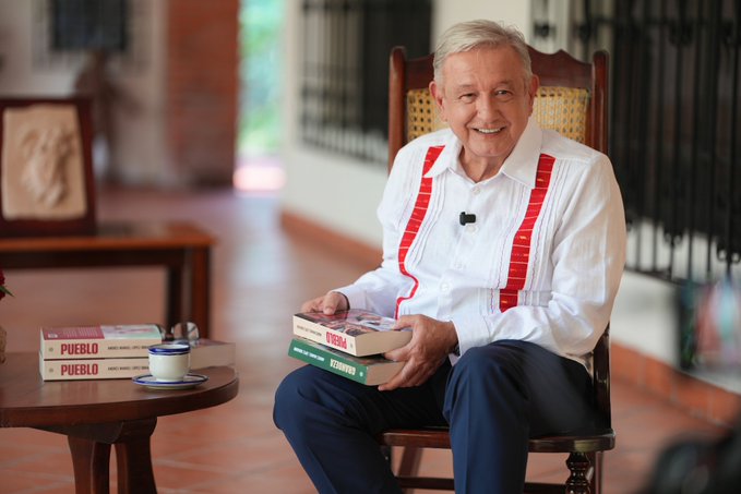 AMLO reaparece y anuncia su nuevo libro ‘Pueblo’, con el que aborda el ‘Humanismo Mexicano’