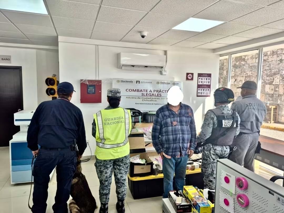 Detienen en Ciudad Juárez a hombre que llevaba 9 mil 300 cartuchos y armas en autobús procedente de El Paso