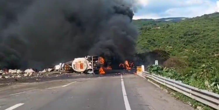 Volcadura de pipa provoca cierre total de la autopista Guadalajara-Colima en Sayula