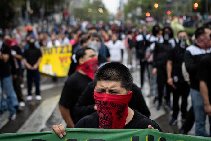 Detienen y liberan a activista ligado al caso Ayotzinapa tras presunto hallazgo de explosivos