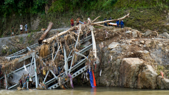 Inundaciones entre Nepal y China superan los mil muertos y dejan más de 4 mil desaparecidos