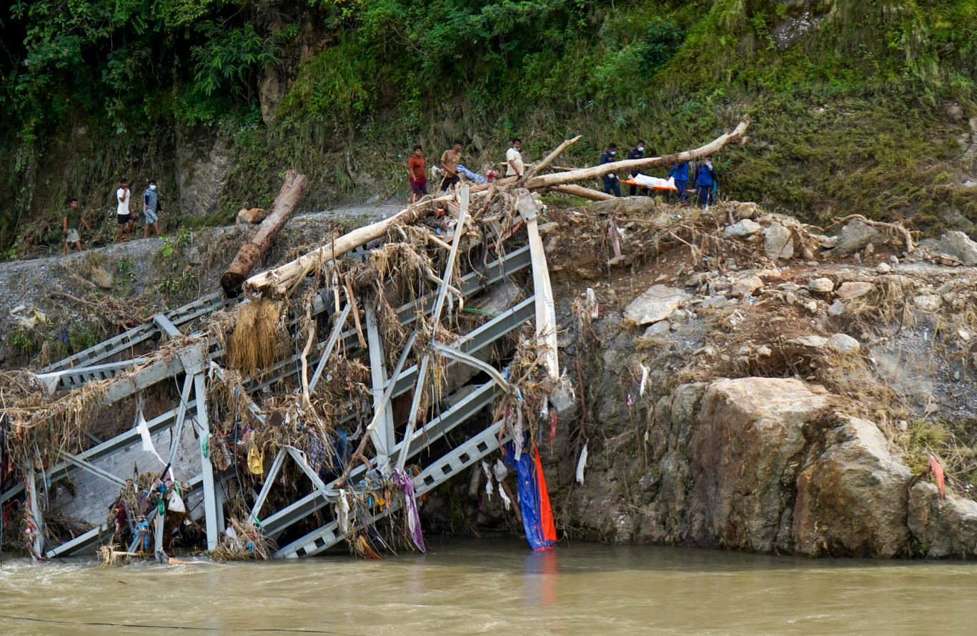 Inundaciones entre Nepal y China superan los mil muertos y dejan más de 4 mil desaparecidos