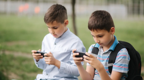 SEP trabaja en acuerdo para regular uso de celulares y pantallas en las escuelas
