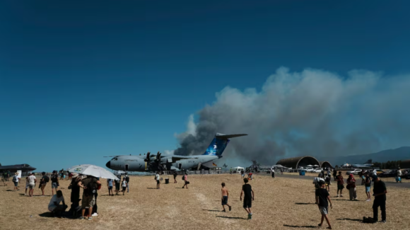 Avión militar F-4 Phantom se estrella frente a miles de personas durante exhibición en Grecia