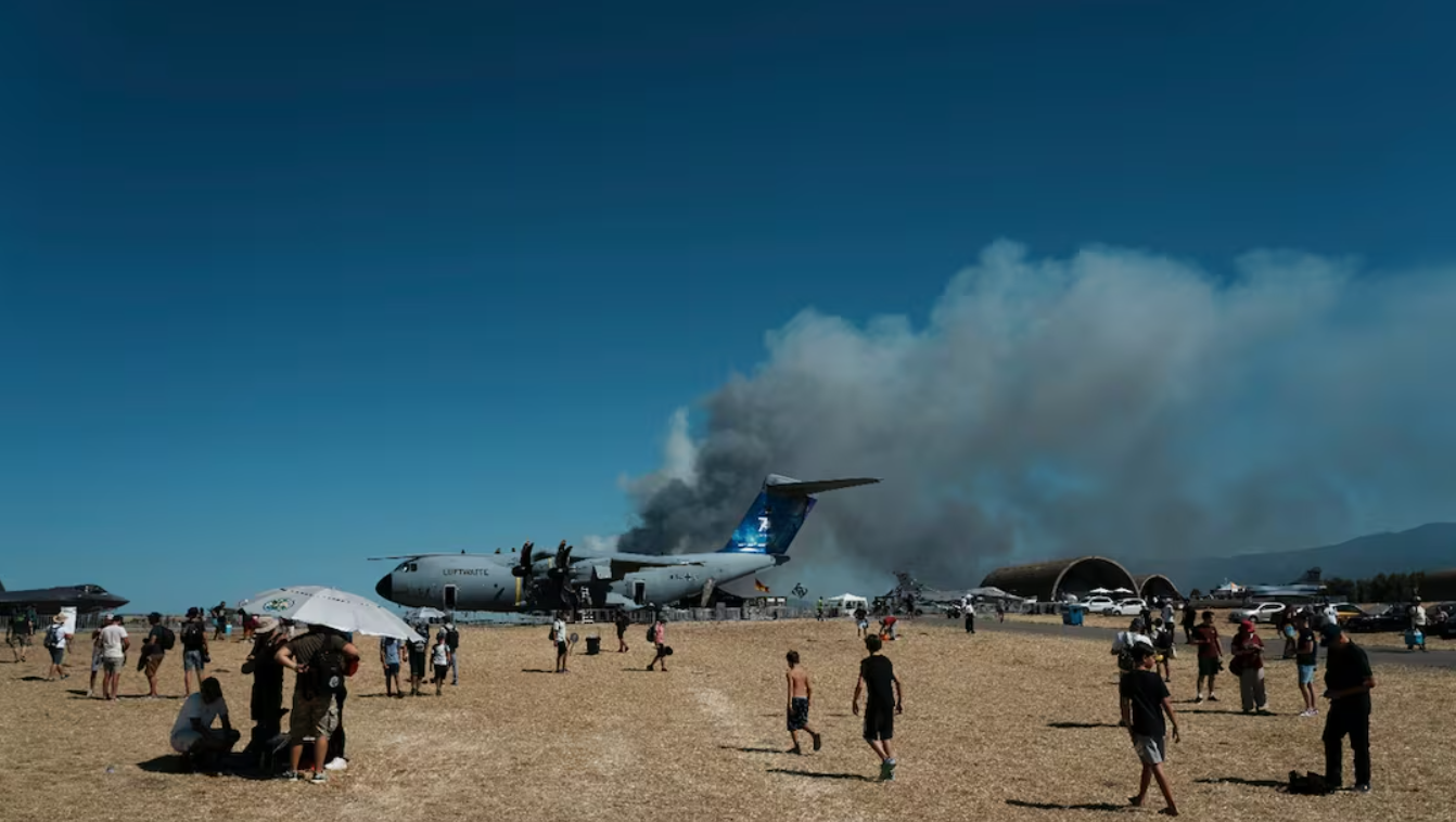 Avión militar F-4 Phantom se estrella frente a miles de personas durante exhibición en Grecia