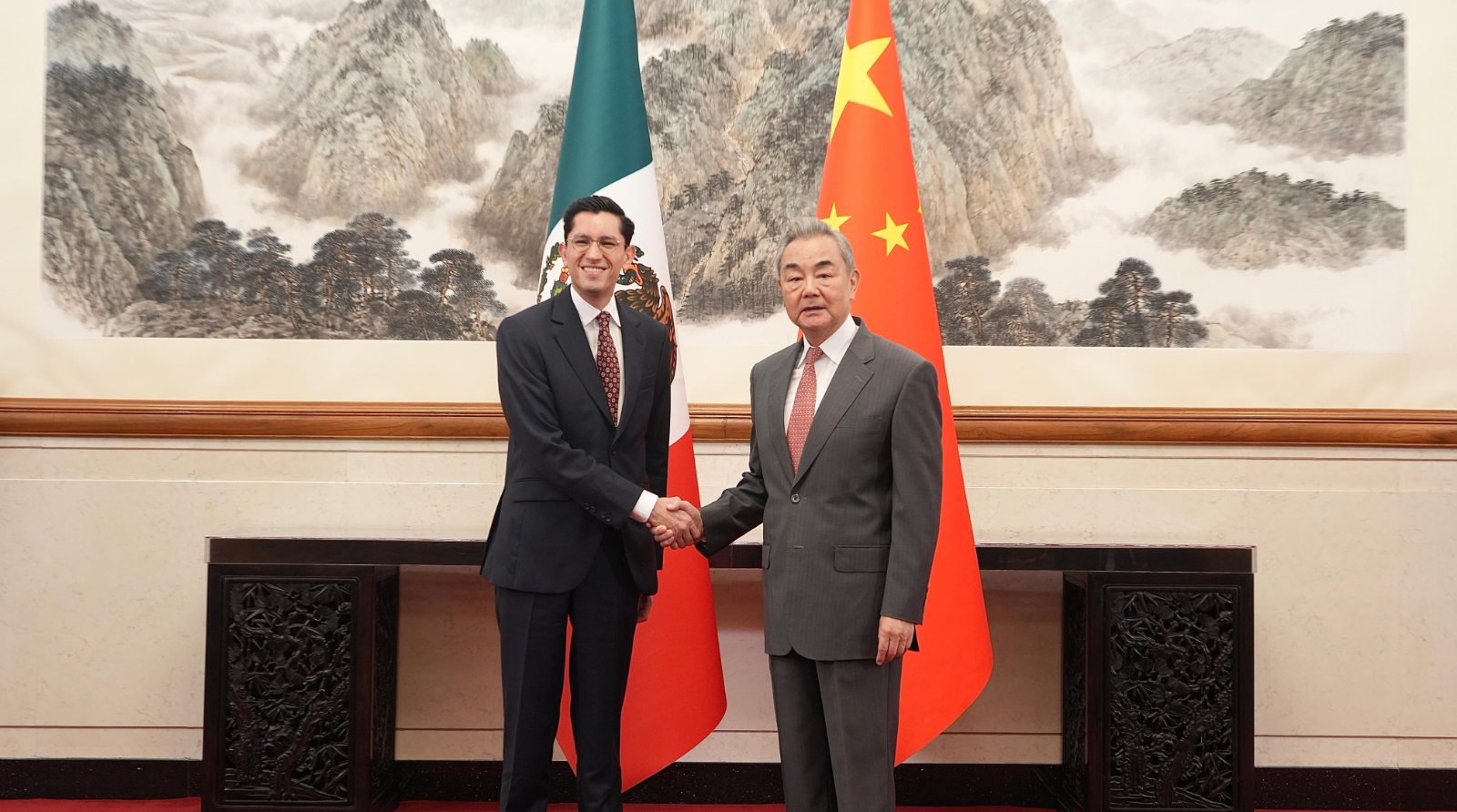 Roberto Velasco y el ministro de Relaciones Exteriores de China, Wang Yi, dialogan en Beijing