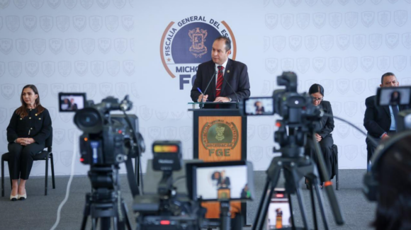 FGE de Michoacán insiste en obtener celulares de Carlos Manzo que están en poder de Grecia Quiroz