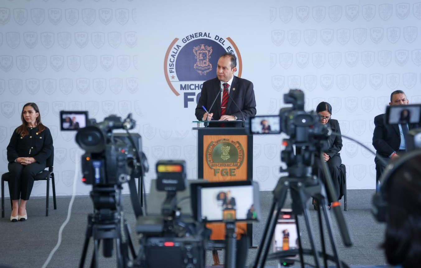 FGE de Michoacán insiste en obtener celulares de Carlos Manzo que están en poder de Grecia Quiroz