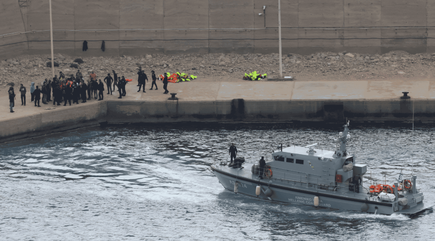 Naufragio de migrantes frente a Grecia deja un muerto y 25 desaparecidos