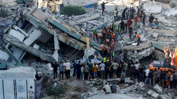El colapso de un edificio en Gaza causa al menos 20 muertos y 60 desaparecidos