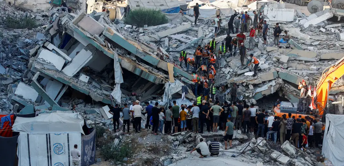 El colapso de un edificio en Gaza causa al menos 20 muertos y 60 desaparecidos