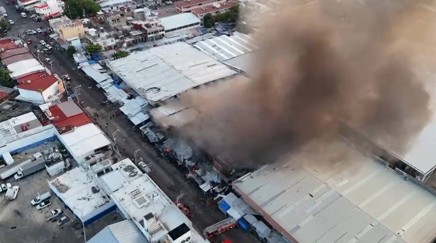 Incendio en Mercado Central de Acapulco consume 90 locales; no se reportan personas lesionadas