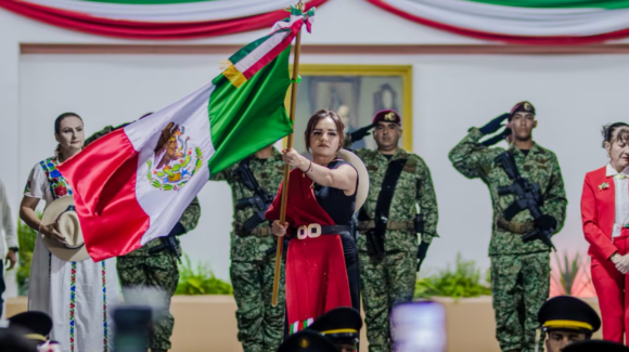 Grecia Quiroz encabeza su primer grito en Uruapan y recuerda a Carlos Manzo