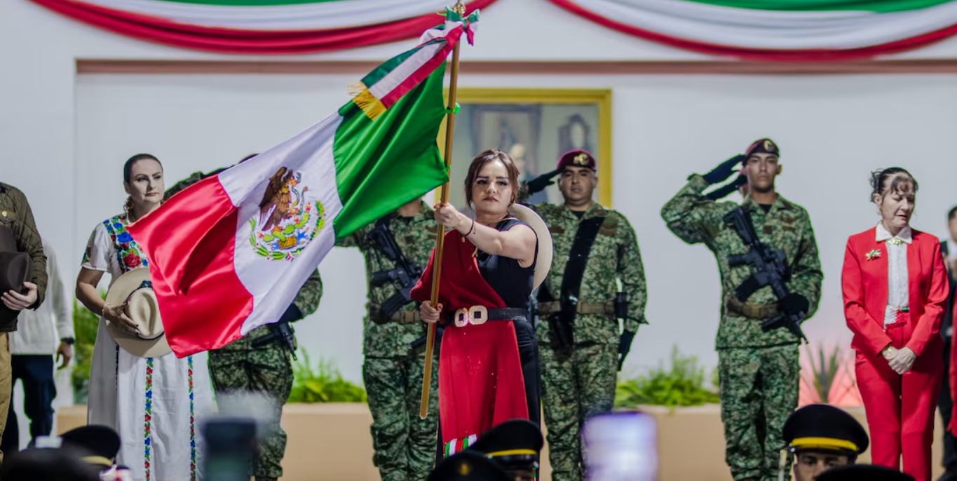 Grecia Quiroz encabeza su primer grito en Uruapan y recuerda a Carlos Manzo