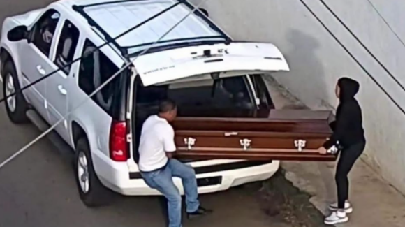Funeraria abandona féretro con cadáver en Uruapan, horas antes del Grito de Independencia; víctima no ha sido identificada