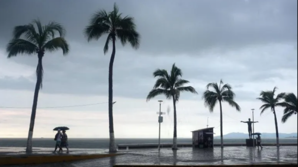 Huracán ‘Polo’ vuelve a intensificarse a categoría 5 y deja fuertes lluvias en costa de México