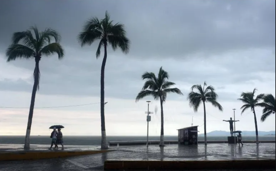 Huracán ‘Polo’ vuelve a intensificarse a categoría 5 y deja fuertes lluvias en costa de México