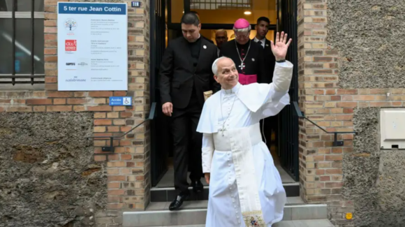Papa León XIV llama a “convivir con dignidad y paz”; visita a migrantes en París
