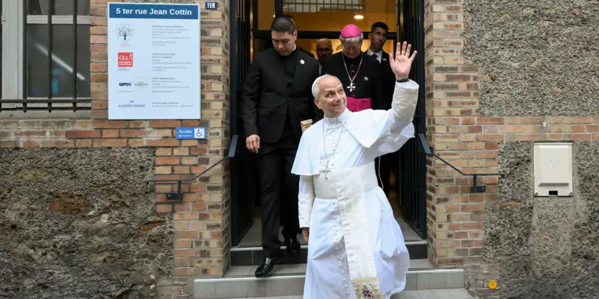 Papa León XIV llama a “convivir con dignidad y paz”; visita a migrantes en París