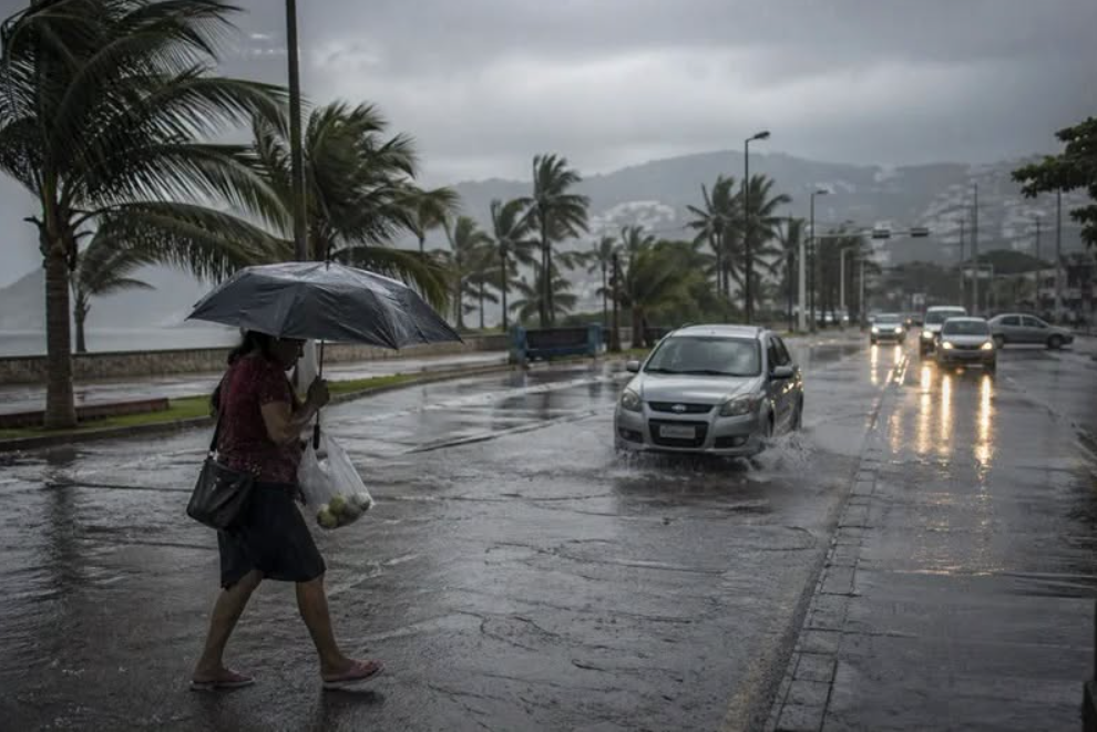 Protección Civil alerta por lluvias fuertes, viento y oleaje elevado en varios estados
