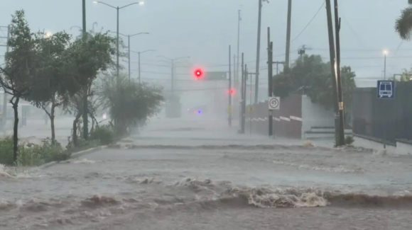 Huracán ‘Polo’ toca tierra en Guaymas, Sonora, y provoca inundaciones en vialidades del centro