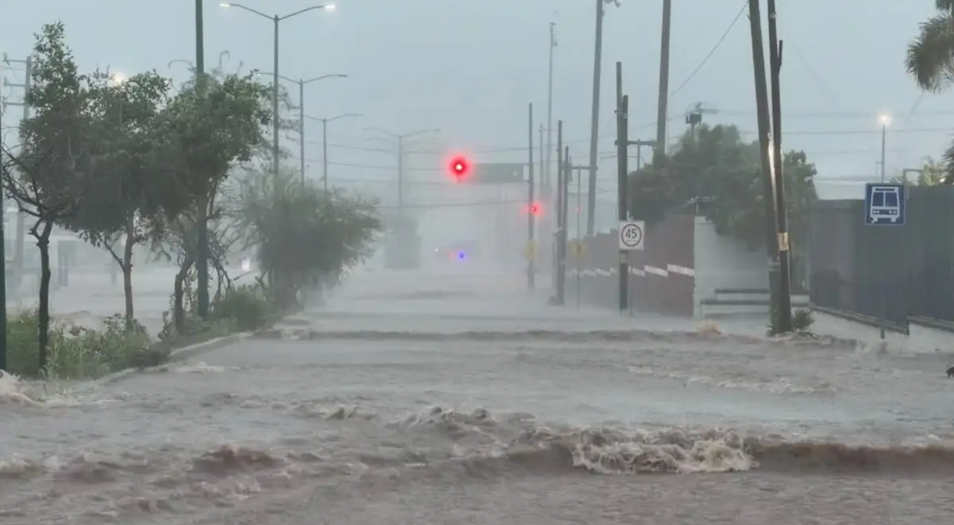 Huracán ‘Polo’ toca tierra en Guaymas, Sonora, y provoca inundaciones en vialidades del centro