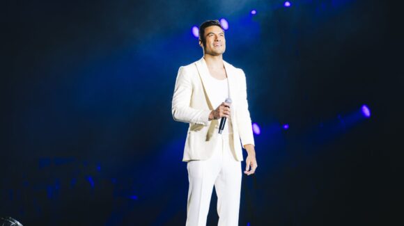 Carlos Rivera pospone conciertos de su Viva México Tour por lesión en las cuerdas vocales